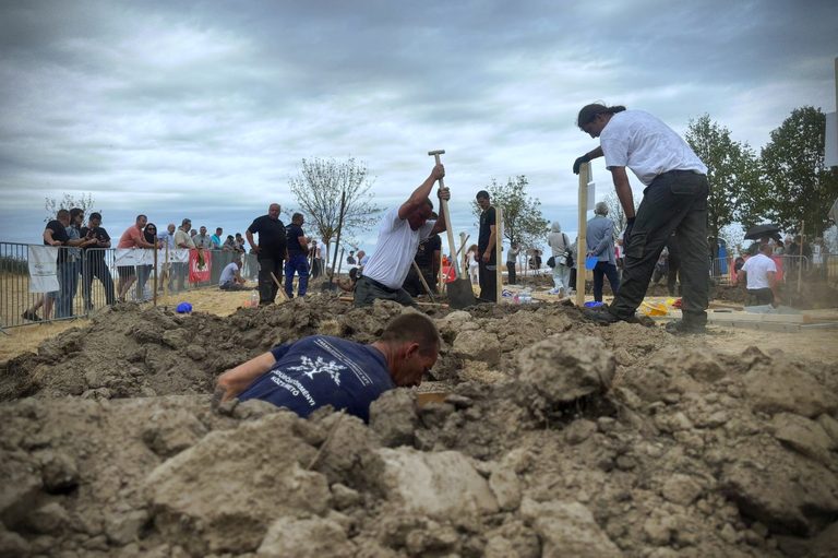 Nyerges Jfalu Hosts Unique Grave Digging Contest Celebrating Cemetery Craft