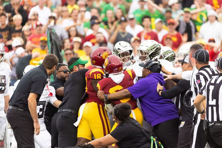 Oregon Ducks Quarterback Dante Moore Diagnosed With Concussion Cleared Of Additi
