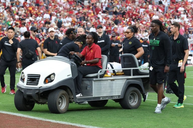 Oregon Quarterback Dante Moore Carted Off After Targeting Hit In Usc Game