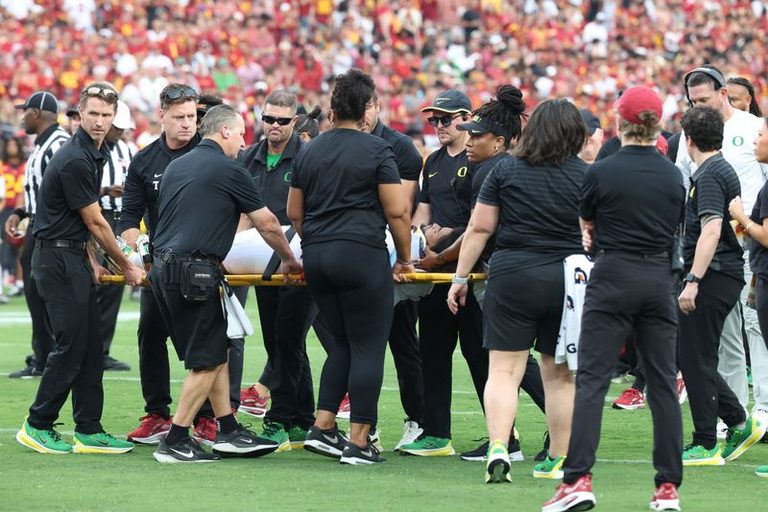 Oregon Quarterback Dante Moore Vows Quick Return After Concussion