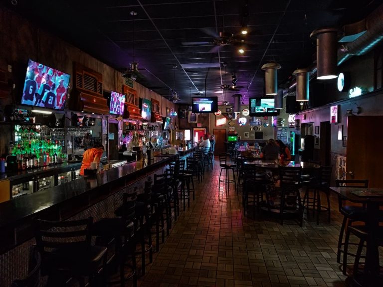 Sandy's Uptown Lounge — Davenport