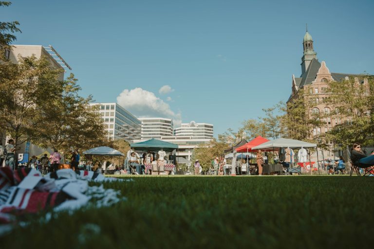 Hyde Park Farmers Market & Hyde Park Square — Cincinnati