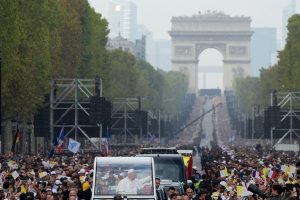Pope Leo Draws 800 000 To Open Air Mass On Paris Champs Lys Es