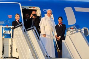 Pope Leo Welcomes Journalists As White House Reinstates Cnn Ms Now And Politico