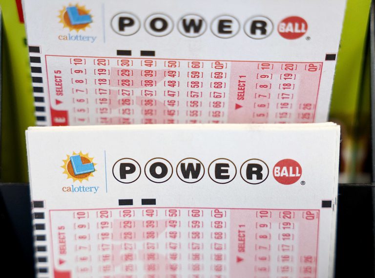Quincy Resident Wins 1 04 Billion Powerball Jackpot Hy Vee Earns 500 000 Bonus