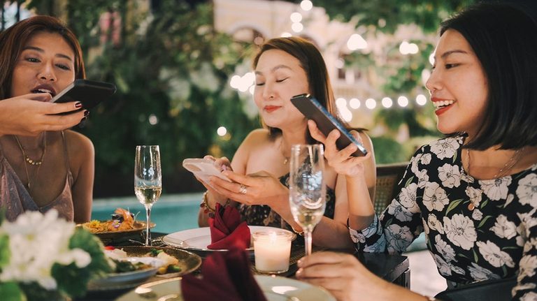 Restaurants Across The U S Ban Phone Use To Restore In Person Hospitality