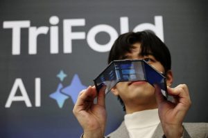Samsung Pushes Foldable Phone Campaign As Apple Launches 1 999 Duo