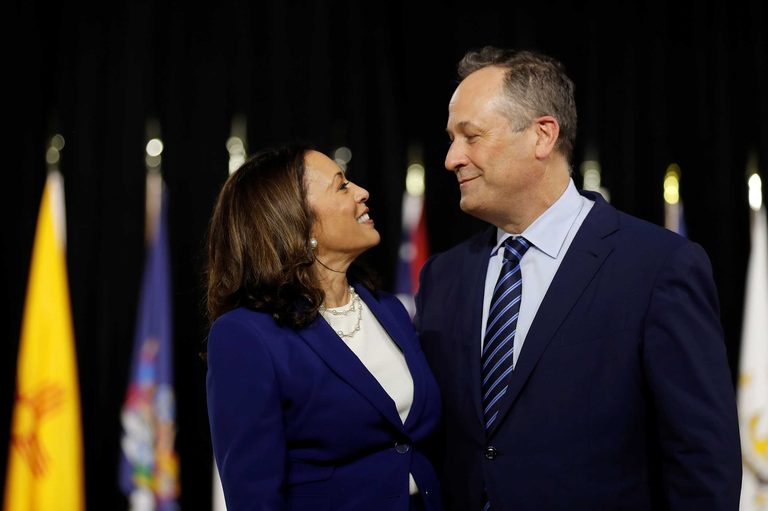 Sheriff S Deputies Escort Trespasser From Former Vice President Kamala Harris Ma