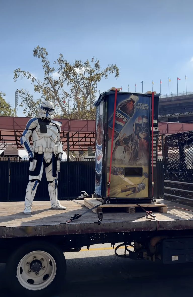 Star Wars Vending Machine Travels 2 400 Miles To Los Angeles For Museum Opening