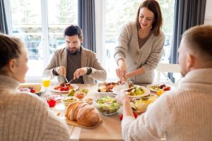 Study Links Weekend Meal Time Shifts To Higher Heart Risk For Men