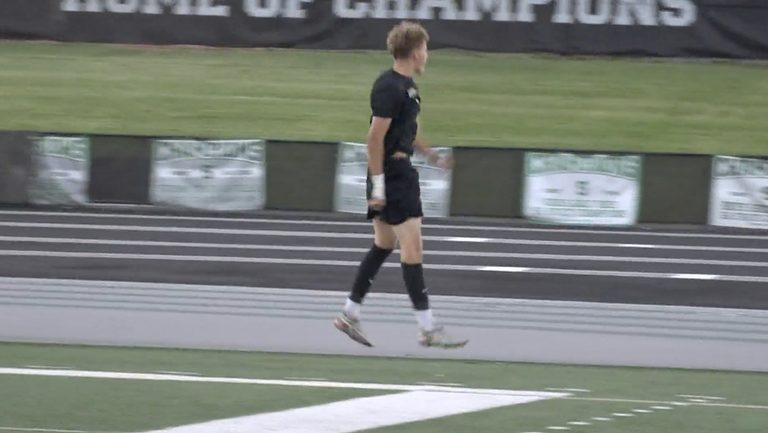 Summit High Boys Soccer Opens League Season With 2 1 Win Over Hood River