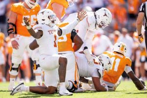 Texas Longhorns Edge Tennessee 20 17 In Knoxville With Trump In Attendance