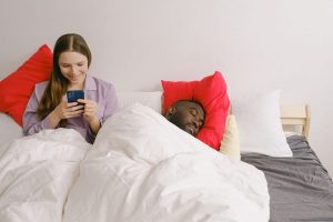 Therapist Outlines Signs Of Micro Cheating And How Couples Can Set Clear Boundar
