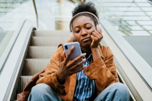 Therapist Recommends Grayscale Phone Setting To Cut Screen Time