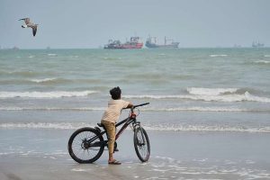 U S Navy Helps Keep Gulf Oil Moving Amid Iran Conflict Prices Stabilize