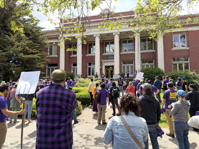 University Of Oregon Classified Workers Set To Strike Monday Over Wage Offer