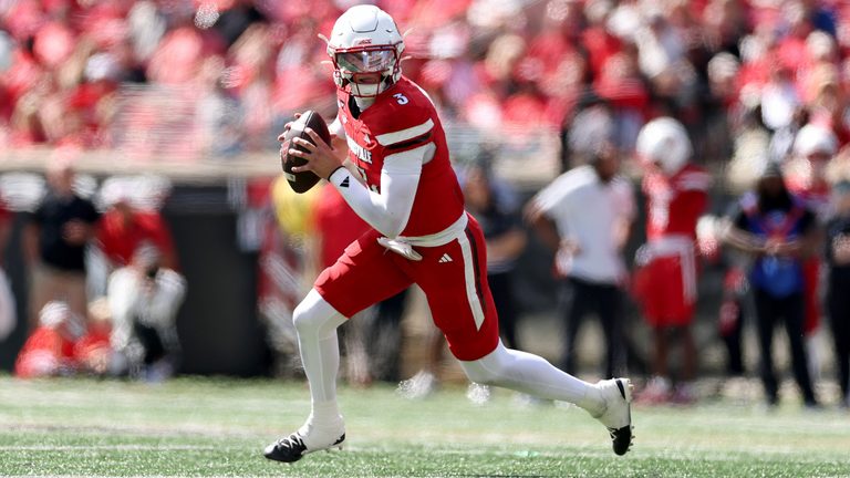 Uofl Quarterback Lincoln Kienholz Listed As Game Time Decision For Nc State Matc