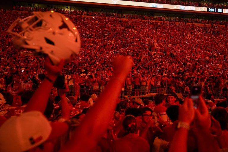Ut Austin Students Denounce Bo French S Remarks On Foreign Nationals At Football