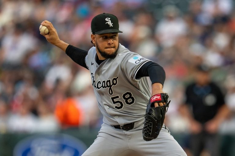 White Sox Place Luis Castillo On 15 Day Il Recall Tyler Davis