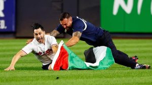 Yankees Defeat Mets 6 4 As Security Removes Field Intruder Waving Palestinian Fl