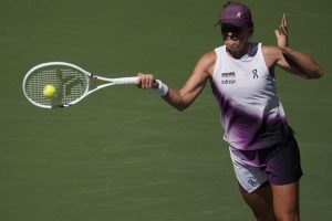 Zheng Qinwen Rallies From 0 5 To Upset Iga Swiatek At Us Open