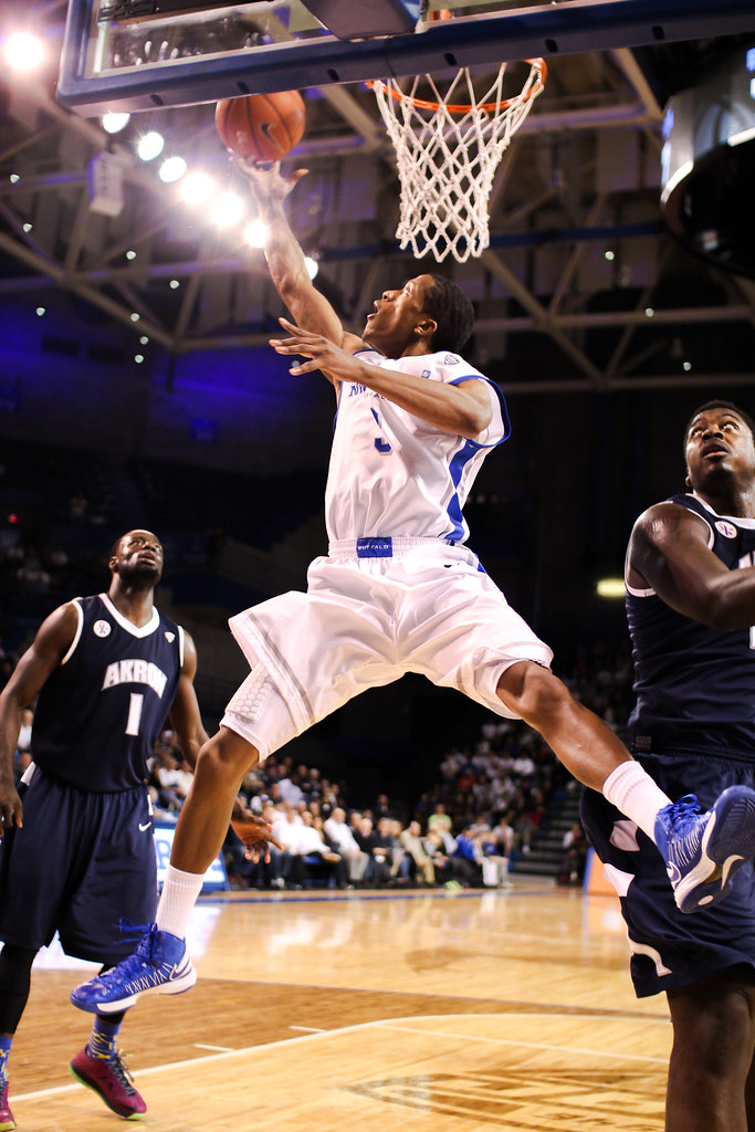 Akron Zips Roll Past Youngstown State 92-76 in Season-Opening Exhibition