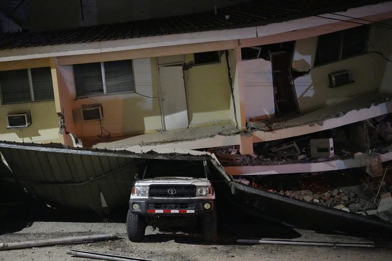Aftershocks Force Panamanian Residents Onto Streets Historic Church Collapses