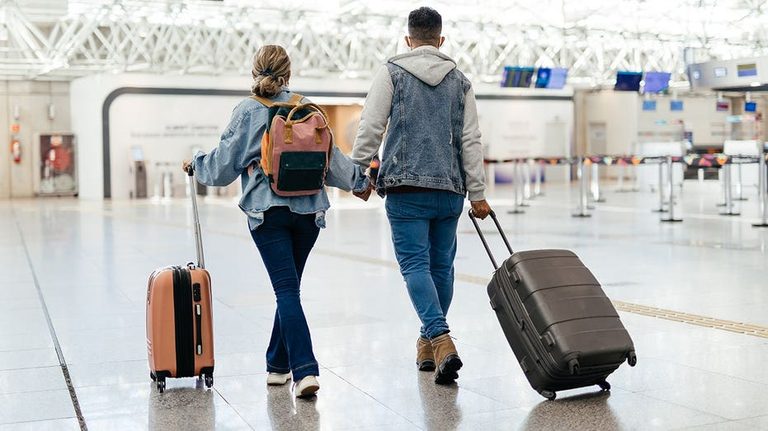 Airline Upgrade Sparks Couple S Breakup Debate Experts Urge Selflessness