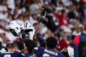 Arizona Wildcats Dominate Cincinnati 34 7 Celebrate 4 1 Start