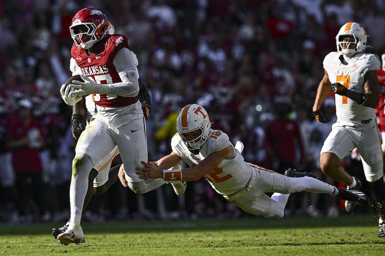 Arkansas Razorbacks Fall 24 17 To No 15 Tennessee After Missed Chances
