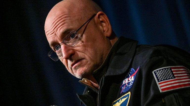 Astronaut Scott Kelly Inspires Coeur D Alene High Students To Embrace Effort And