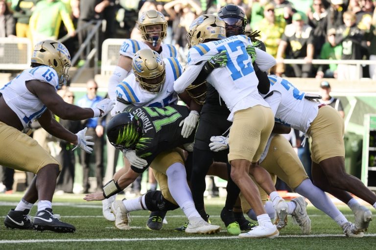 Big Ten Admits Officials Mis Spotted Oregon S Two Point Try In Ucla Loss