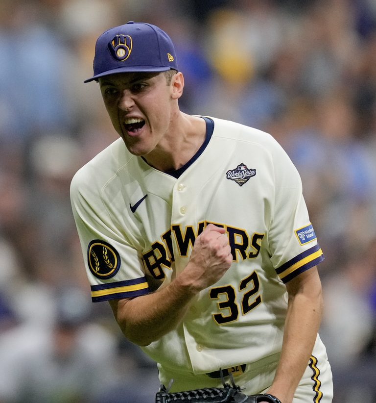 Brewers Edge Rays 3 2 In Thrilling Game 1 Of World Series At American Family Fie