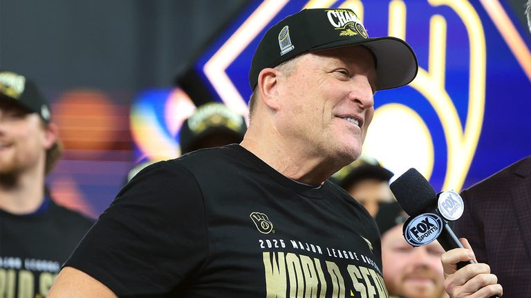 Brewers Manager Pat Murphy Jokes About Bladder Challenge During Milwaukee Parade