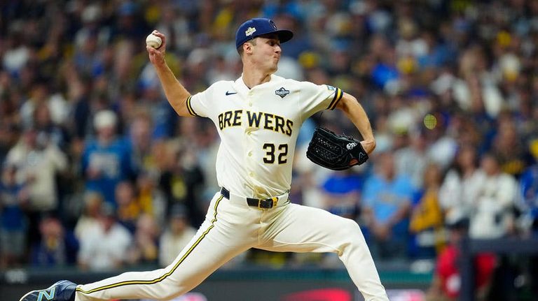Brewers Manager Pat Murphy S Bullpen Choice Sparks World Series Debate