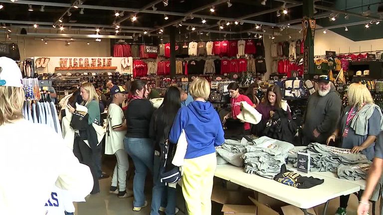 Brookfield Fans Line Up For Brewers World Series Gear At Rally House
