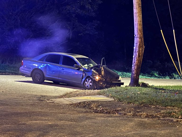 Car Crashes Into Utility Pole In Pittsburgh S West Oakland Three Injured