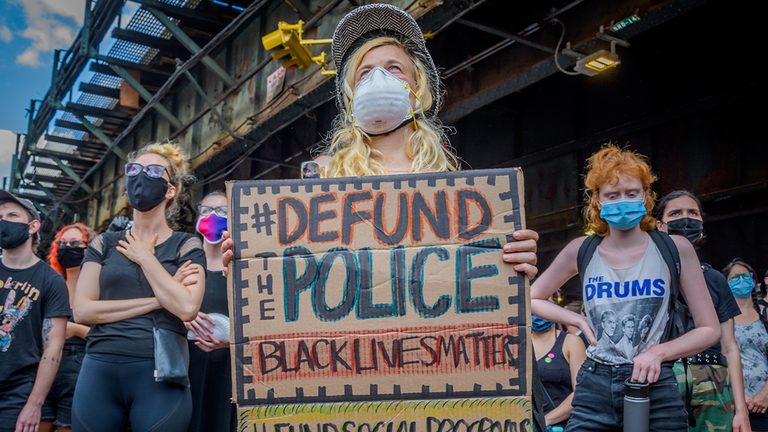 Chicago Community Center Invites Police To Rebuild Trust On The South Side
