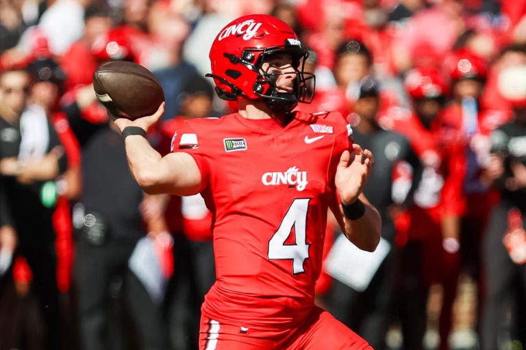 Cincinnati Bearcats Upset No 8 Texas Tech 37 24 With Four Td Passes From Jc Fren