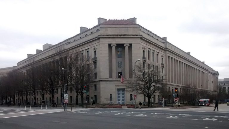 Doj Reviews Antitrust Claims After White House Suspends Cnn Msnow And Politico