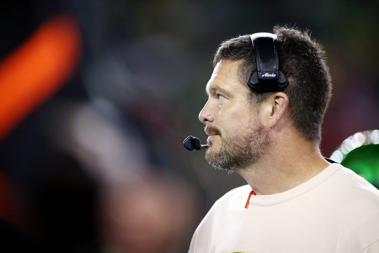 Ducks Rally Past Nebraska 17 14 After Raiola S Second Chance Heroics