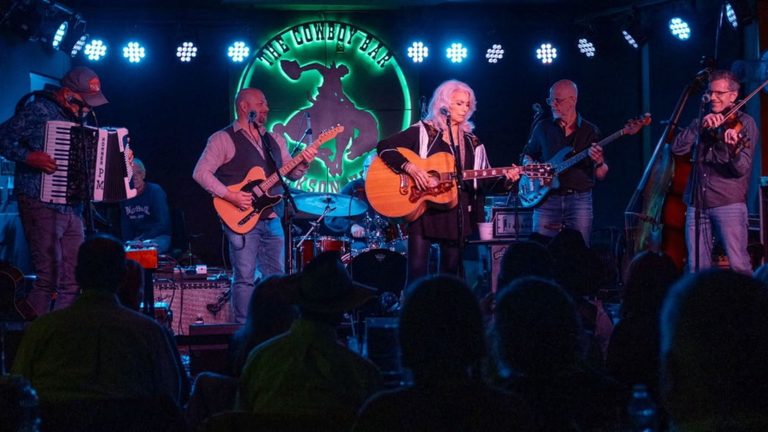 Emmylou Harris Charms Jackson Crowd At Cowgirls Music Fest