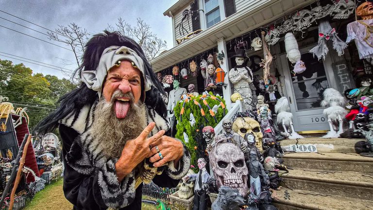 Evesham S Newman House Draws Families With 30 Year Halloween Display