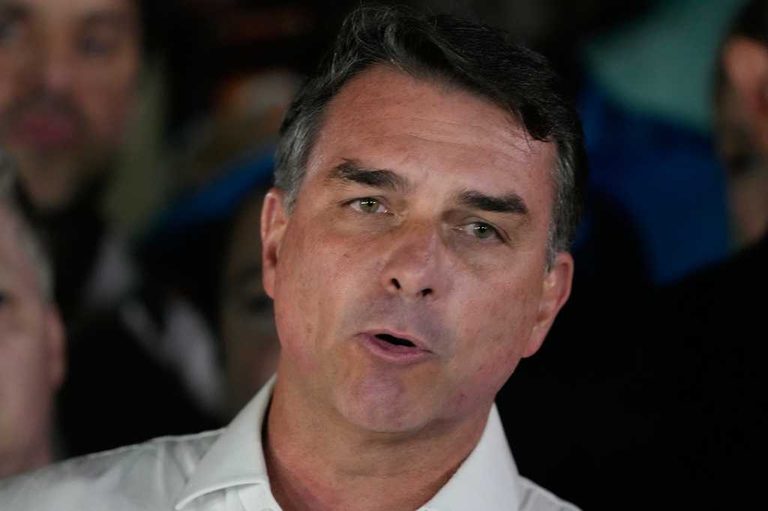 Fl Vio Bolsonaro Arrives In Miami After Brazil Election Defeat Trump Welcomes Hi