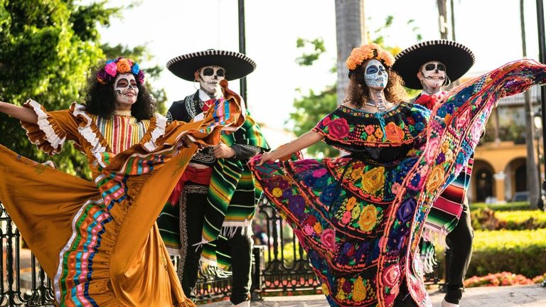 Free Family Halloween And D A De Los Muertos Festivities Fill Downtown Dallas On