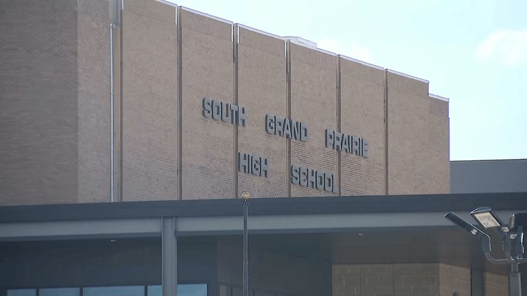 Grand Prairie Parents Sue District Over Title Ix Claim After Girl Barred From Ma