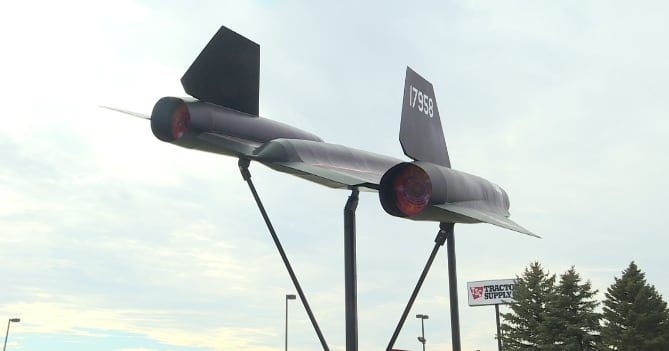 Hazen Unveils Sr 71 Blackbird Statue Honoring Native Aviation Hero Eldon Joersz