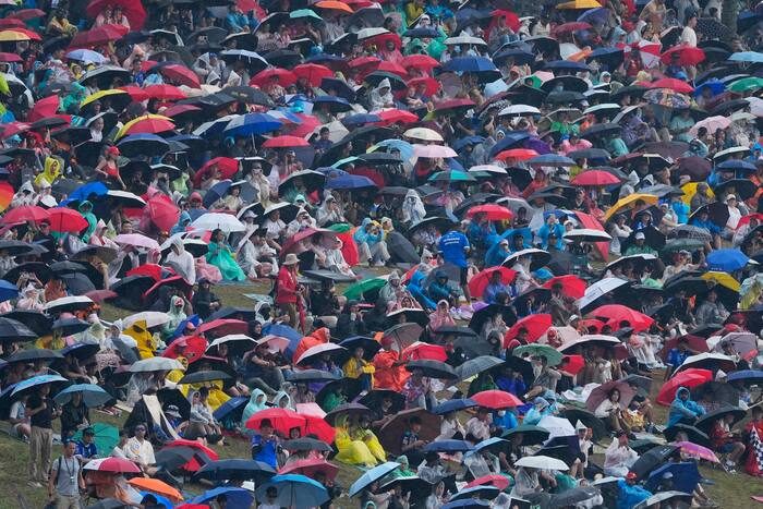 Heavy Rain Delays Start Of Formula 1 Bahrain Grand Prix Held In Malaysia