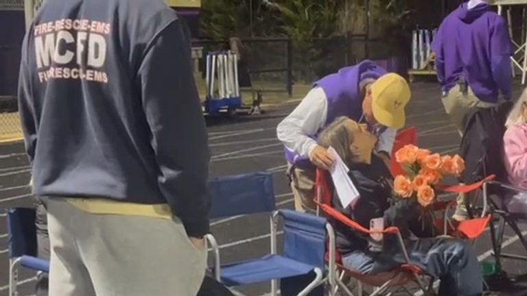 Holly Springs Football Team Presents Roses To Coach S Wife Battling Breast Cance