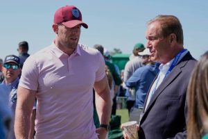 Jj Watt Signs Multi Year Contract As Cbs Sports Permanent Lead Nfl Analyst
